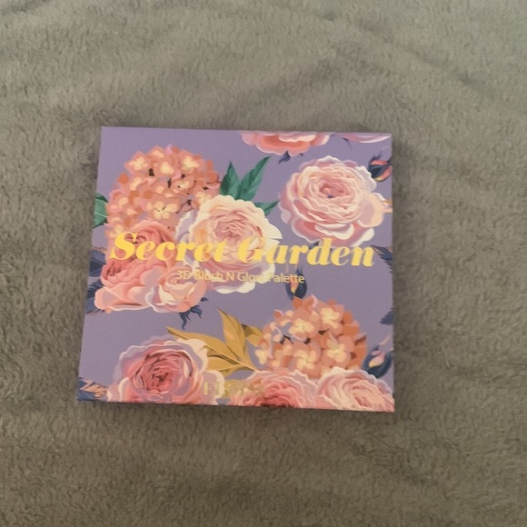 Eloise Makeup Nwt Eloise Secret Garden 3d Blush And Glow Palette